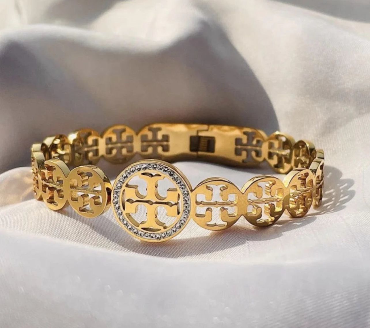 Tori Handcuff