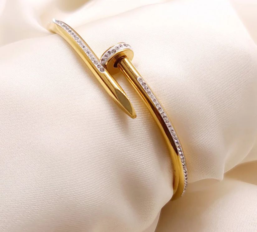 Luxe Nail handcuff