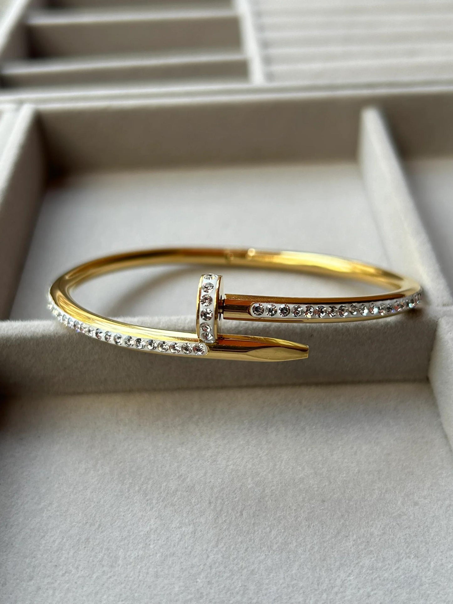 Luxe Nail handcuff