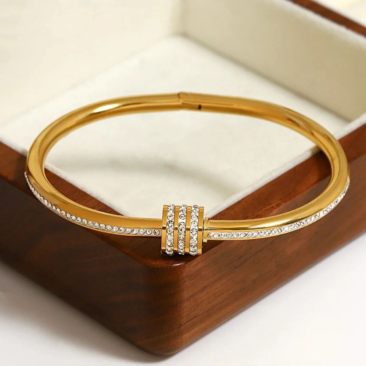 Shine twist handcuff