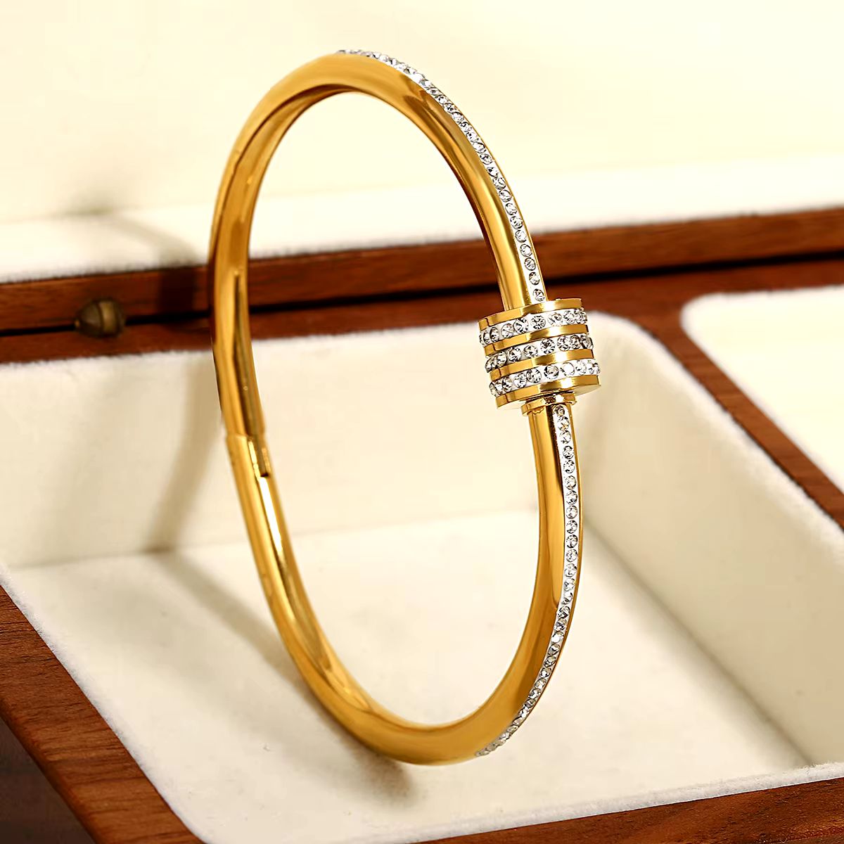 Shine twist handcuff