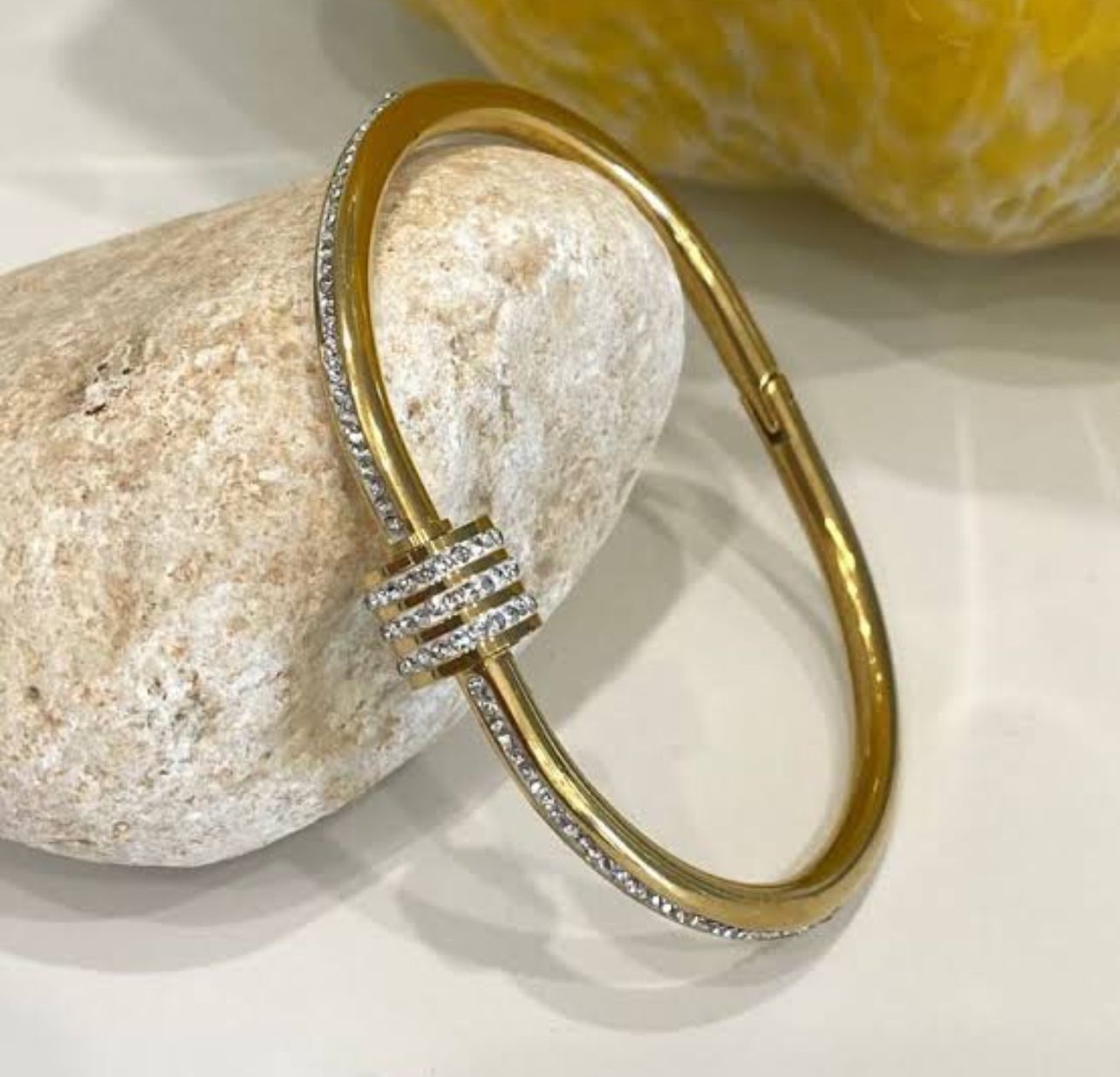 Shine twist handcuff