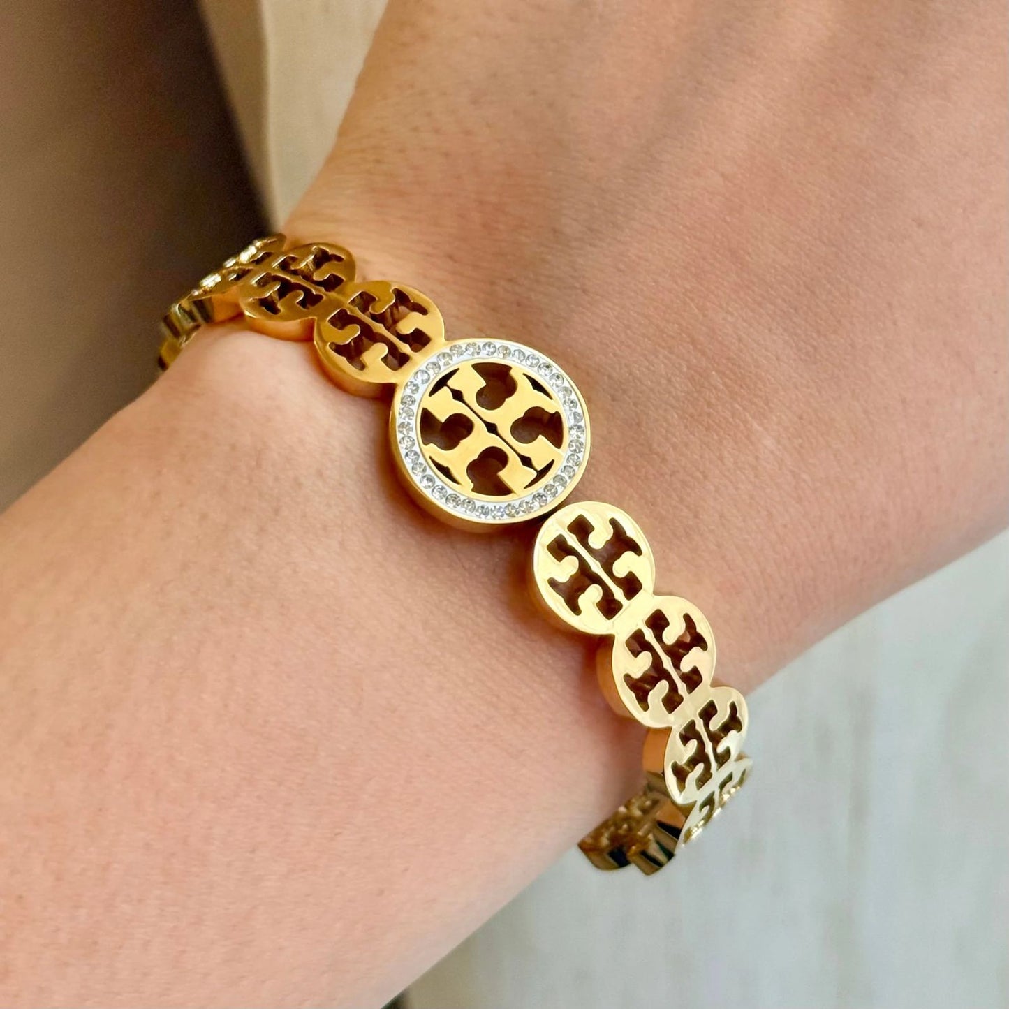 Tori Handcuff