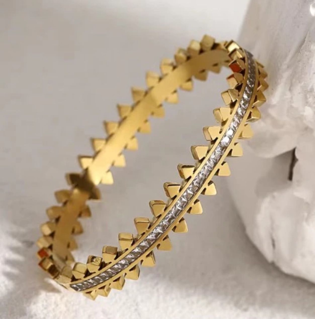 Spikes Handcuff