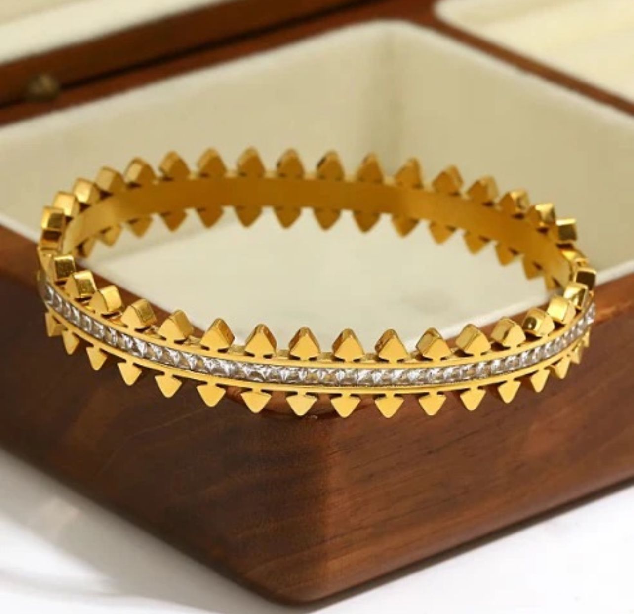 Spikes Handcuff