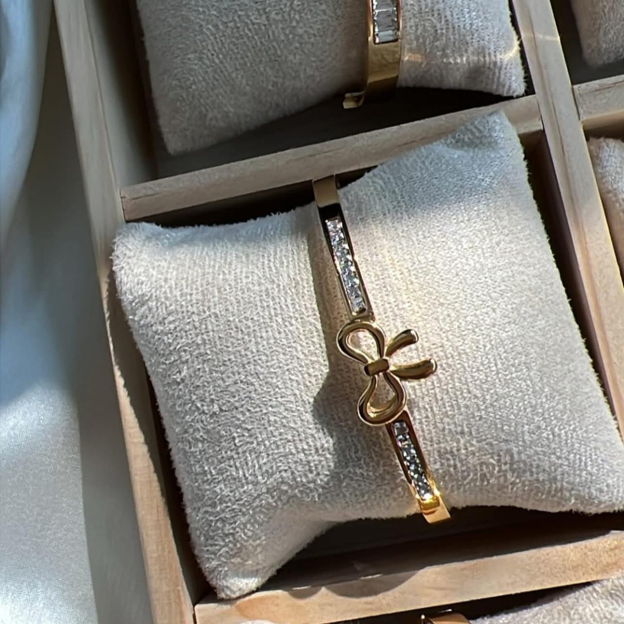 Chic Bow Handcuff