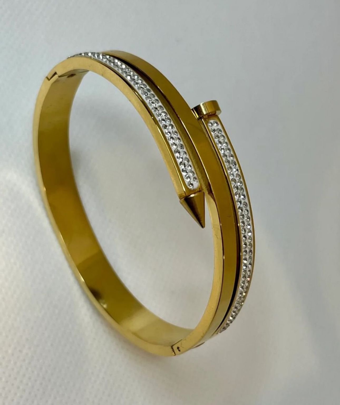 Nail twist Handcuff