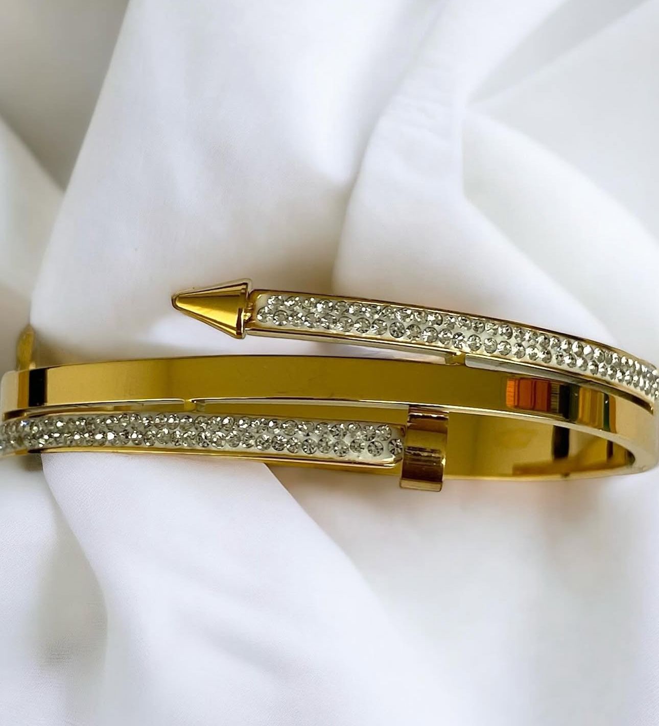 Nail twist Handcuff