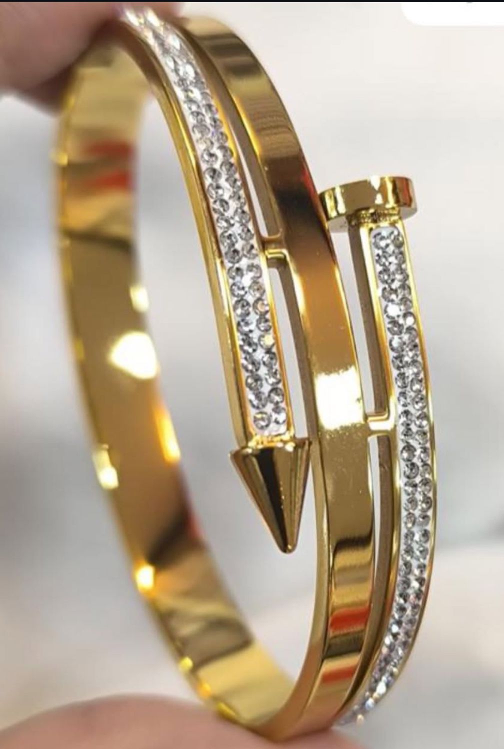 Nail twist Handcuff