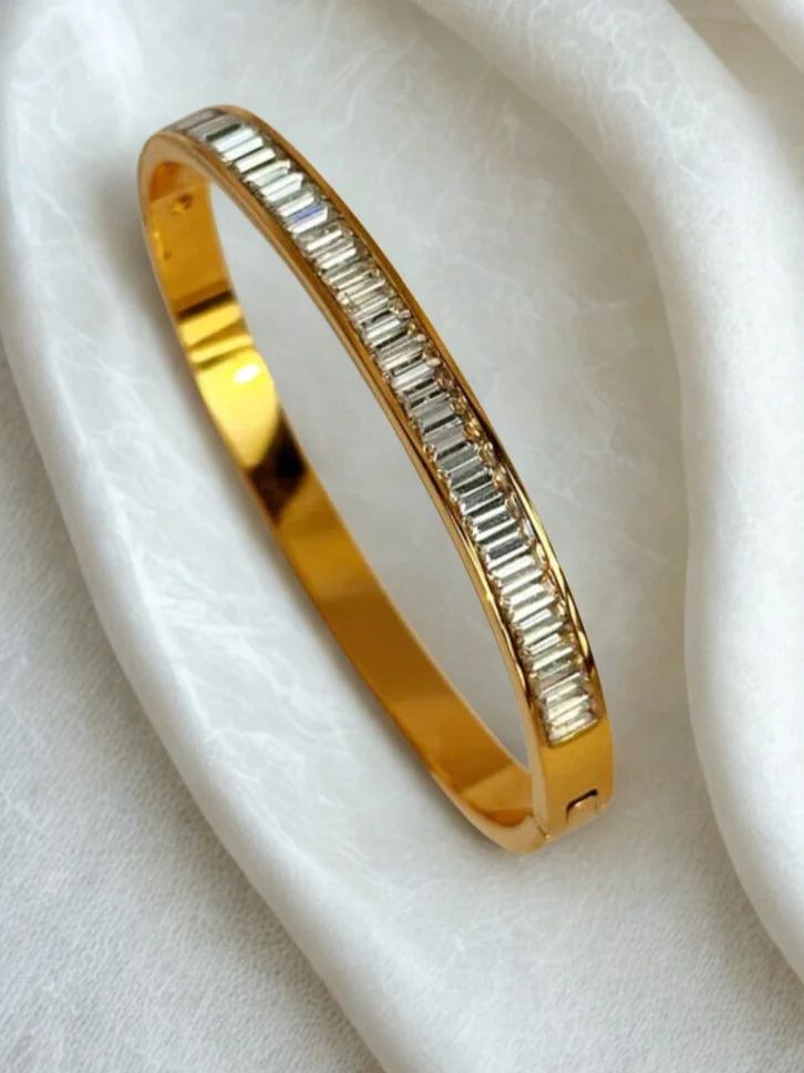 Luma Handcuff