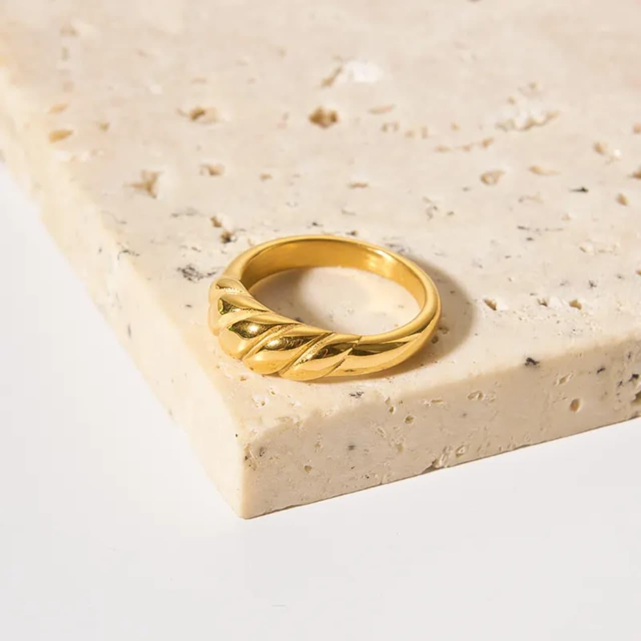 Royal Spiral Ring